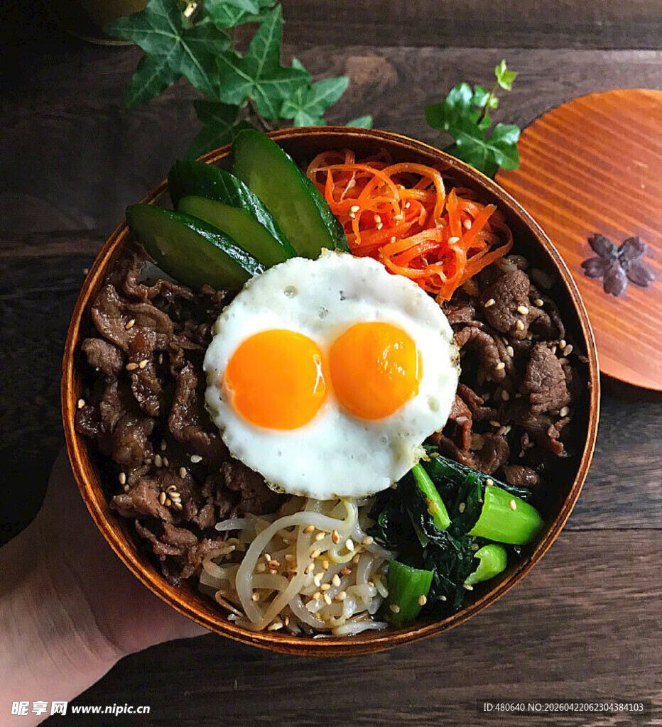 韩式牛肉拌饭配双蛋黄蛋