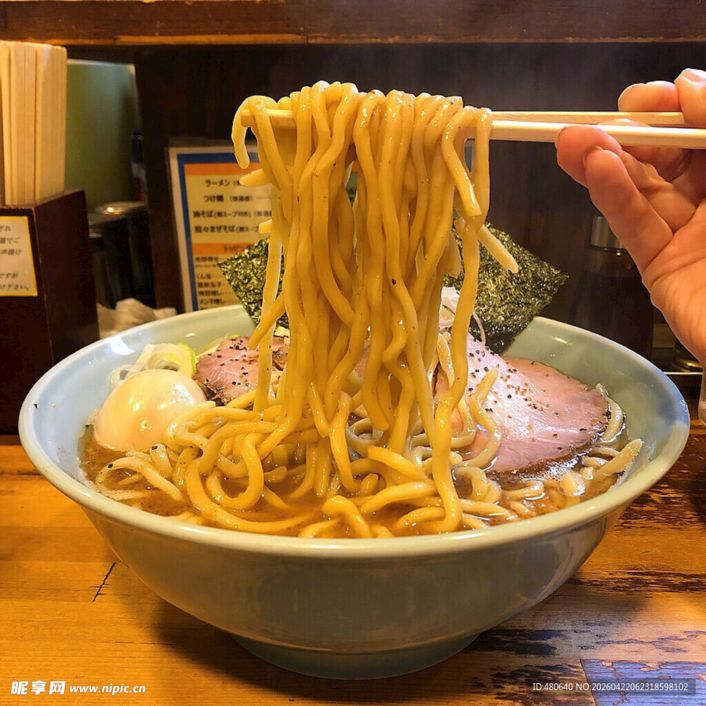 美味拉面被筷子高高挑起
