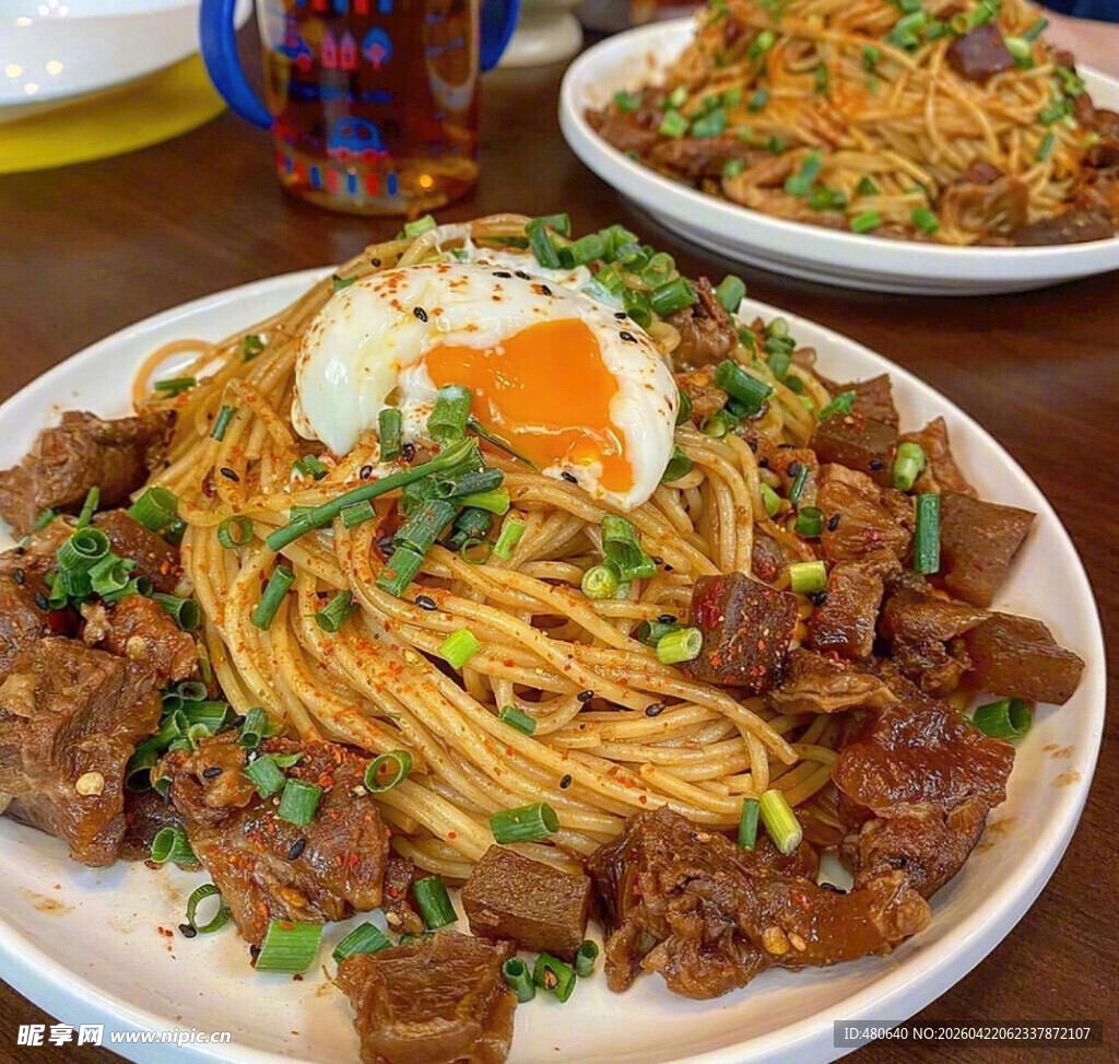 美味牛肉意面配煎蛋