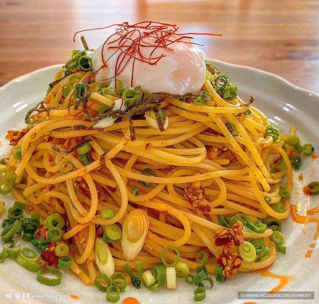 美味意大利面配多彩食材