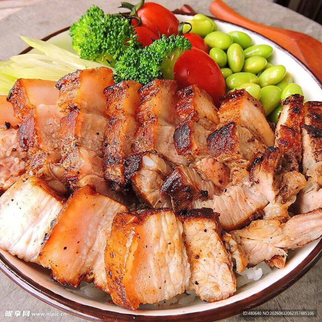 美味烤肉拼盘色彩诱人