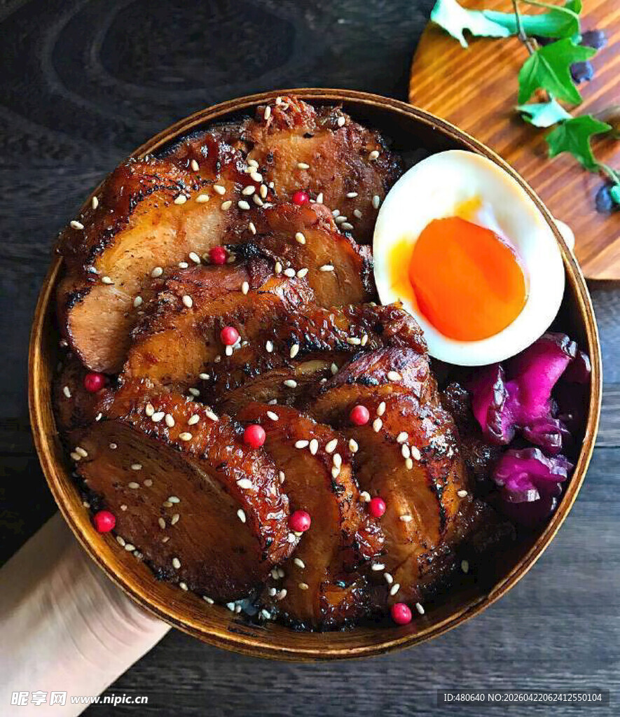 美味叉烧饭搭配溏心蛋