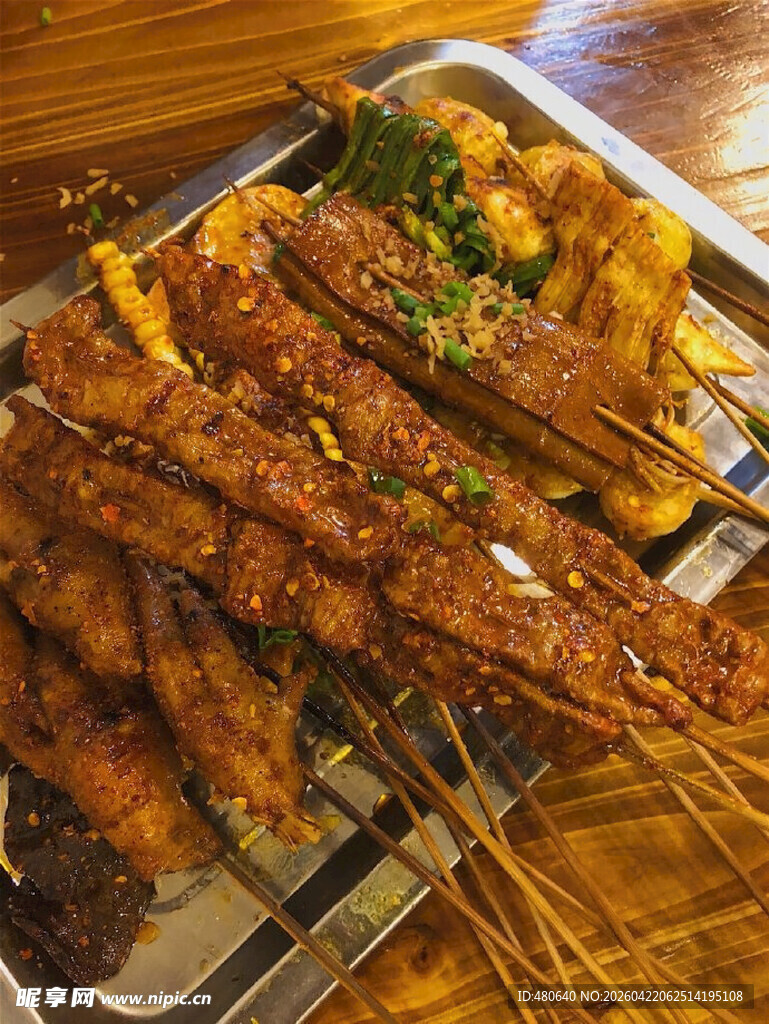 美味烤串摆放在金属托盘上