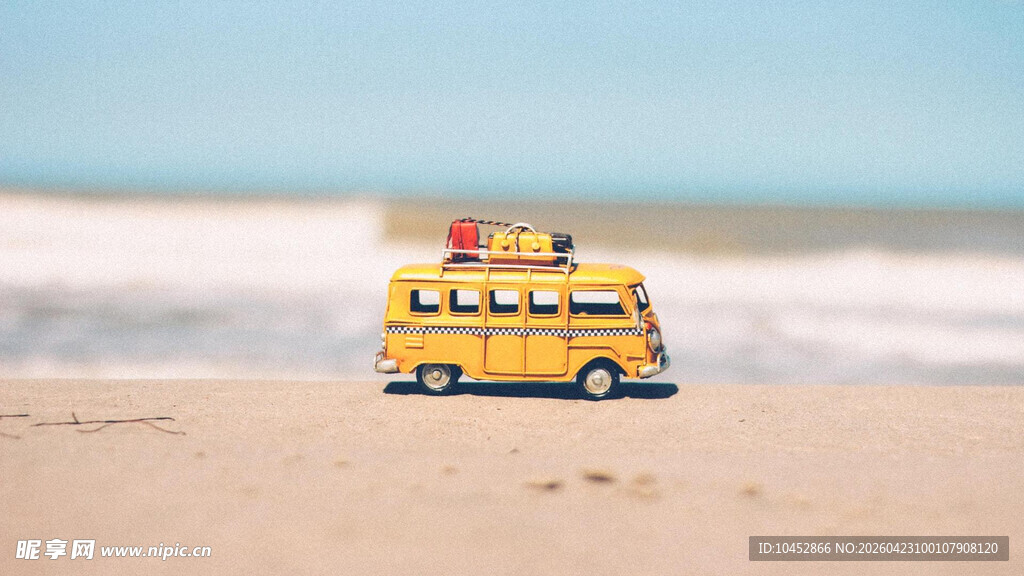 沙滩上的复古旅行面包车