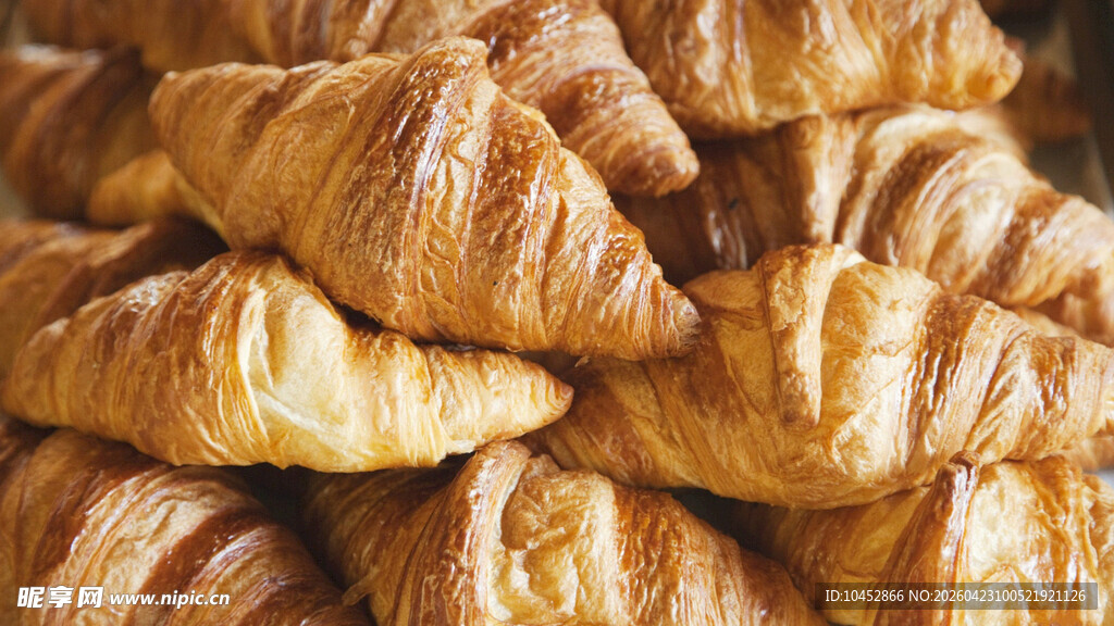 美味堆叠的金黄牛角面包