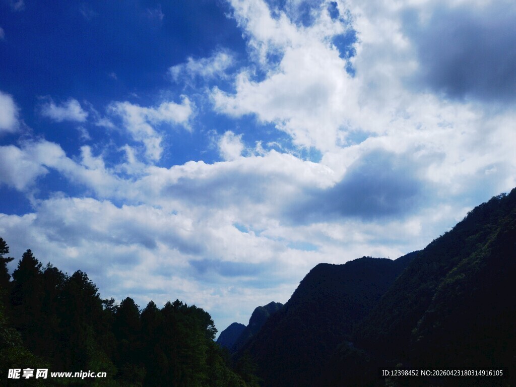 蓝天白云下的山峦美景