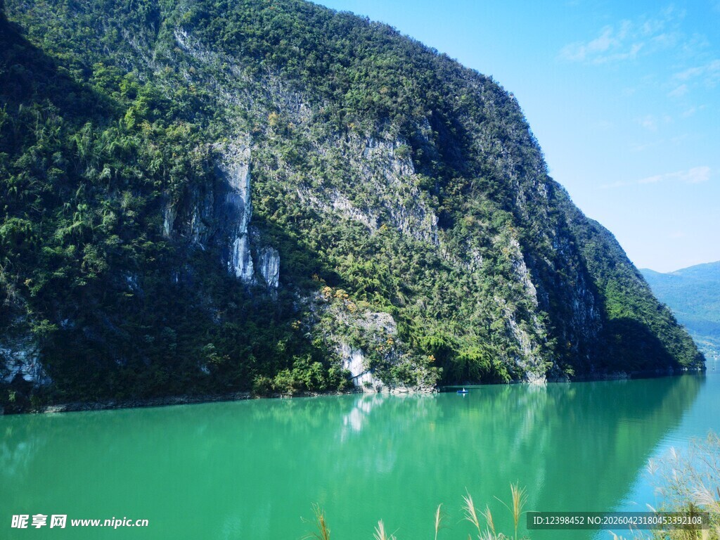 青山绿水间的泛舟美景