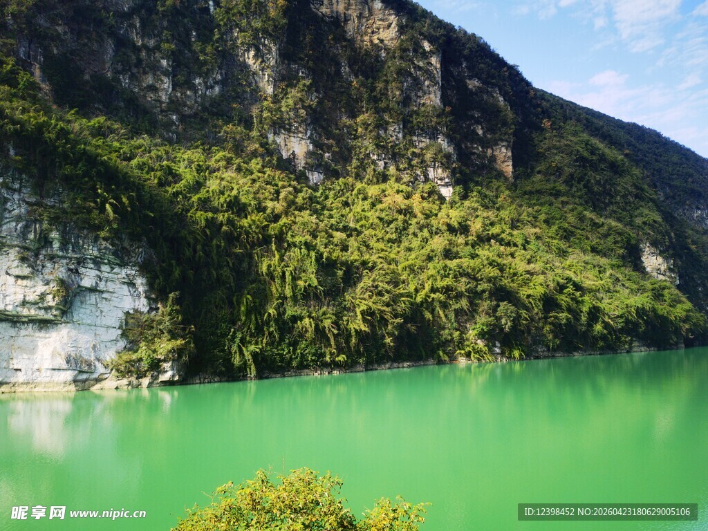 碧绿湖水与青山相依
