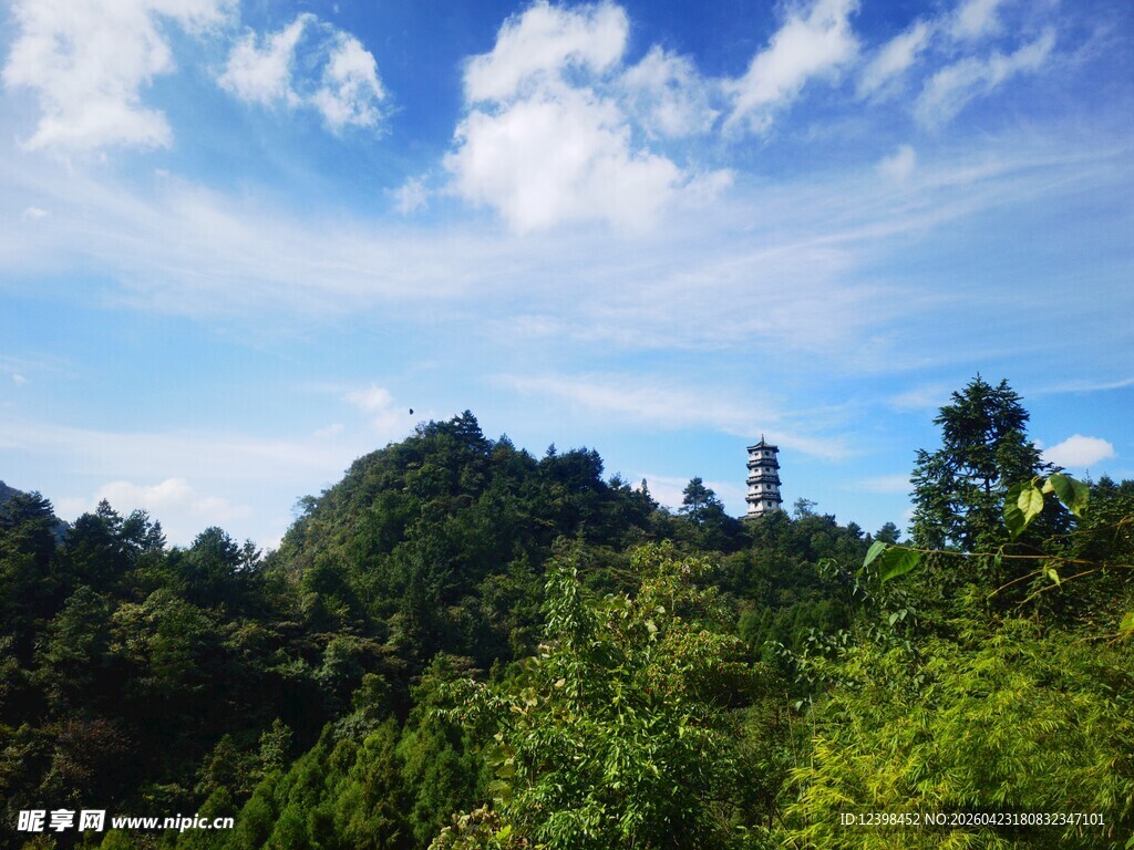 青山绿树间的蓝天美景