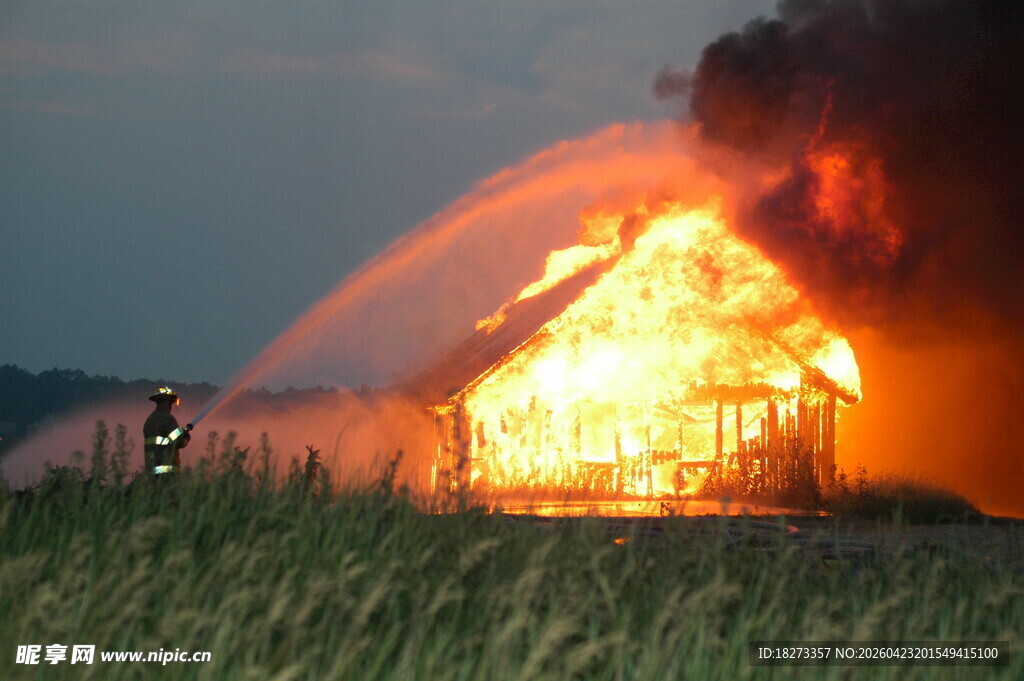 房屋起火消防员紧急扑救