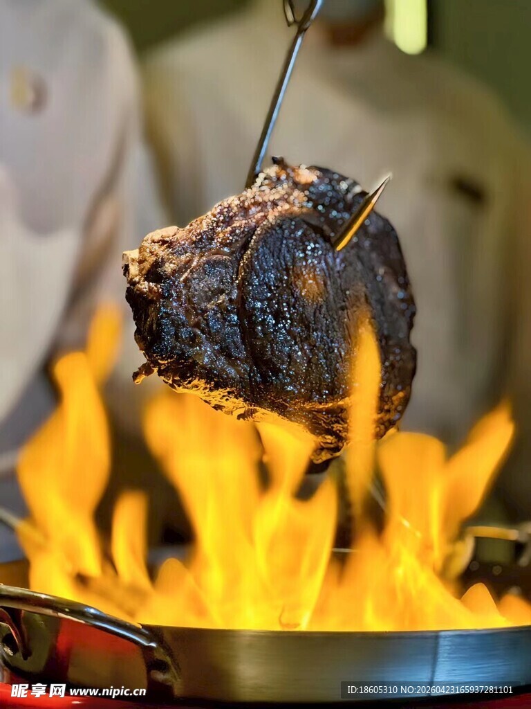 火焰上炙烤的美味牛排