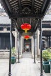 古廊下的红灯笼与绿植