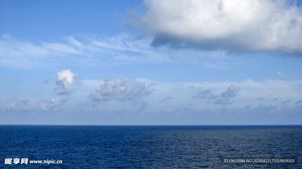 广阔蔚蓝海洋与晴朗天空