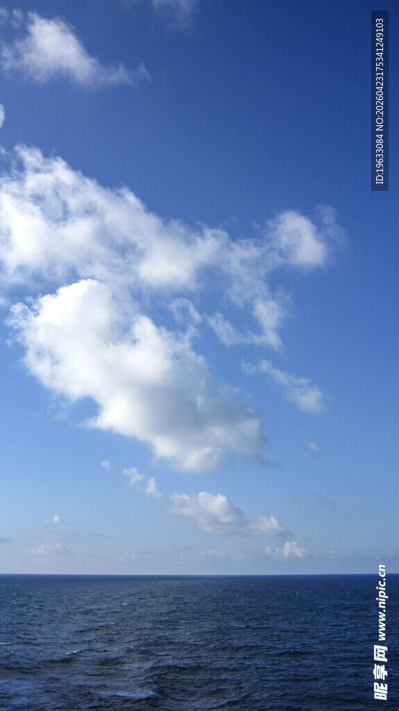 蔚蓝大海上的白云飘飘