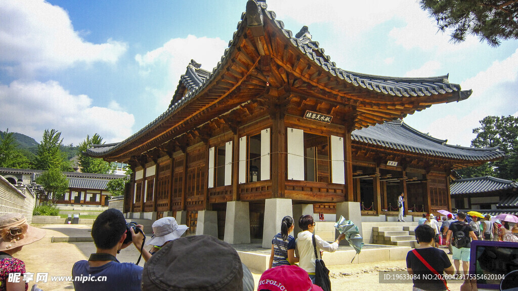 韩国传统建筑前的人群