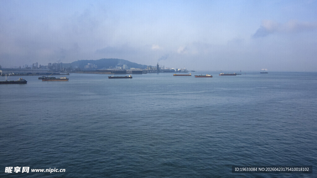 海上船只远景景观