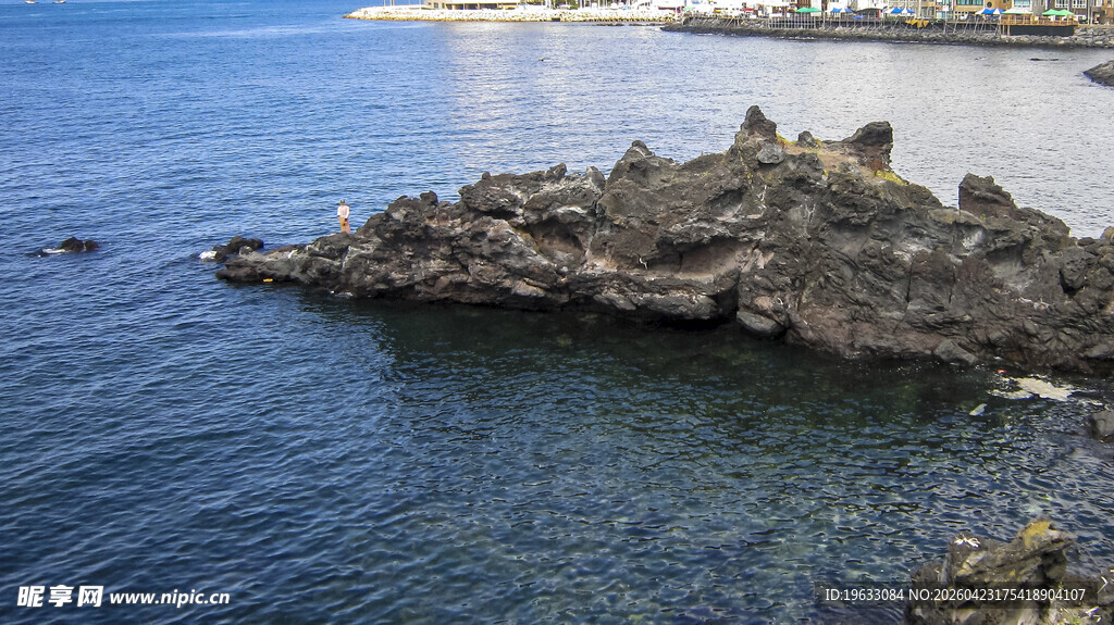 海边嶙峋礁石景观