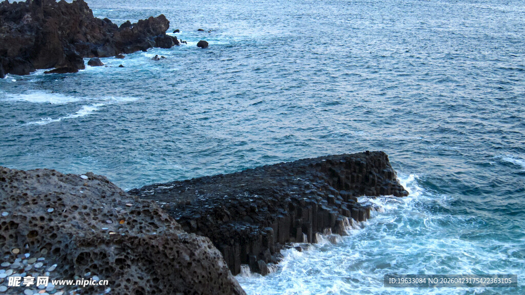 海岸边的海浪与礁石景观