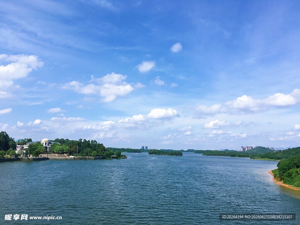 河畔蓝天美景 松山湖