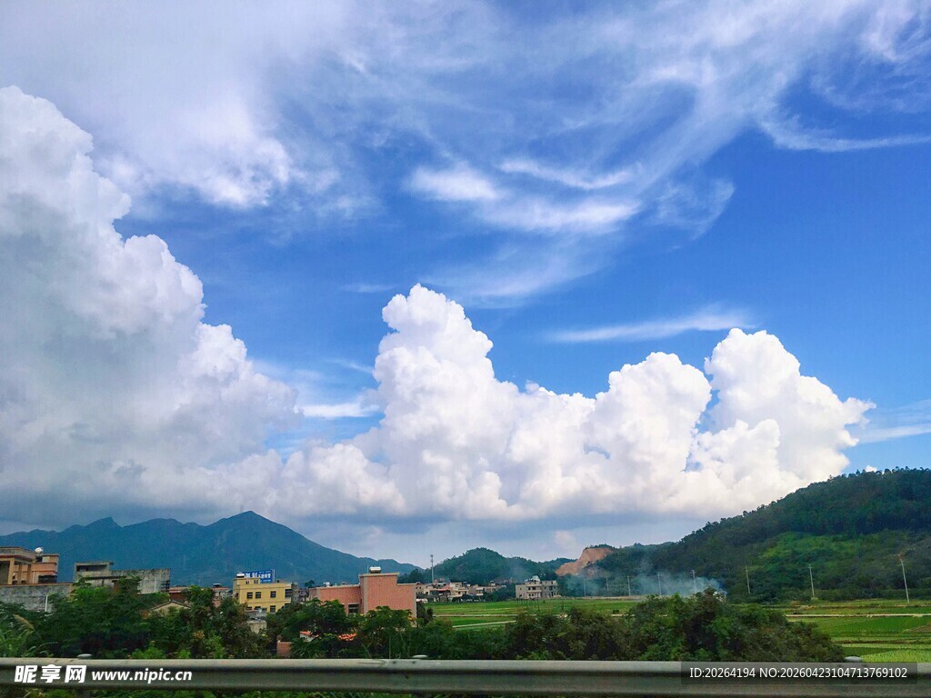 蓝天白云下的美丽田园风光