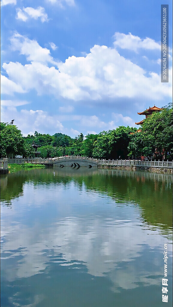 湖畔美景 蓝天白云映绿水