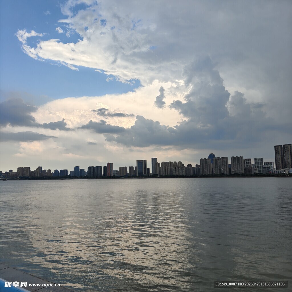 湖畔城市天际线风景