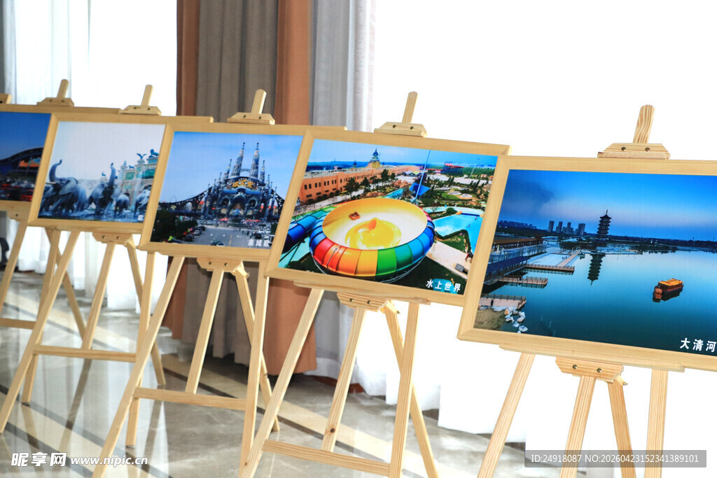 画架上的多彩艺术画作