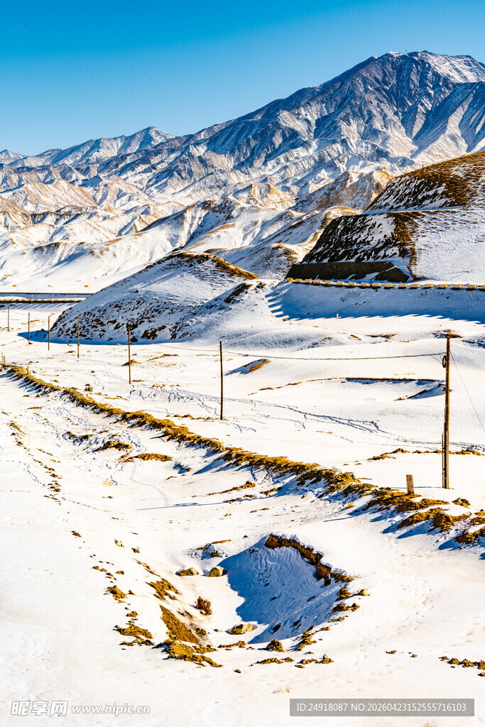 雪山下的雪地与积水景观