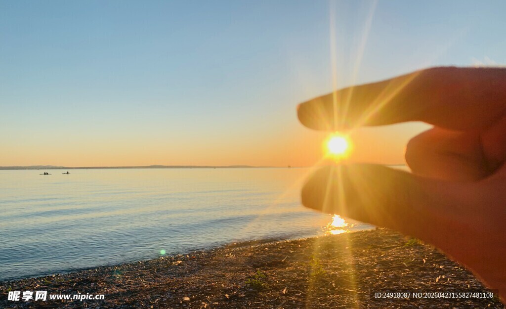 手捧夕阳于海边美景