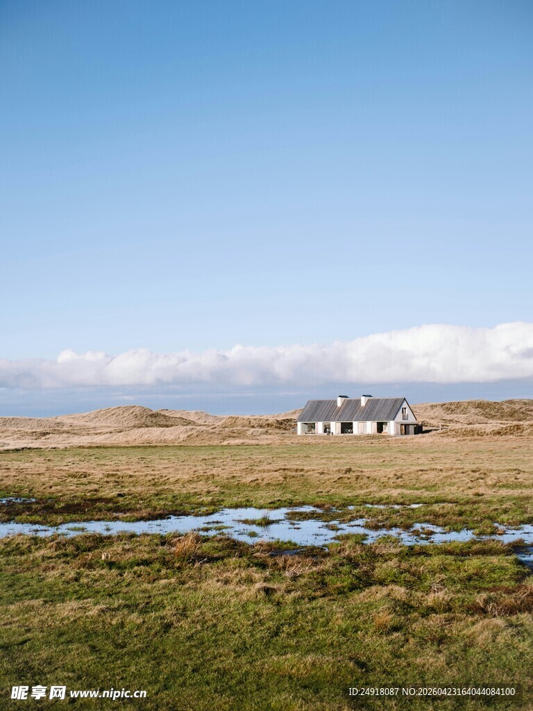 草原湿地旁的几座小屋