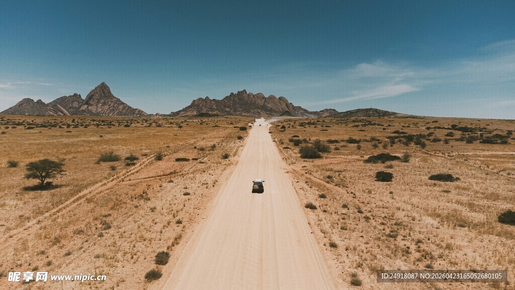 荒漠中的孤独骑行之路