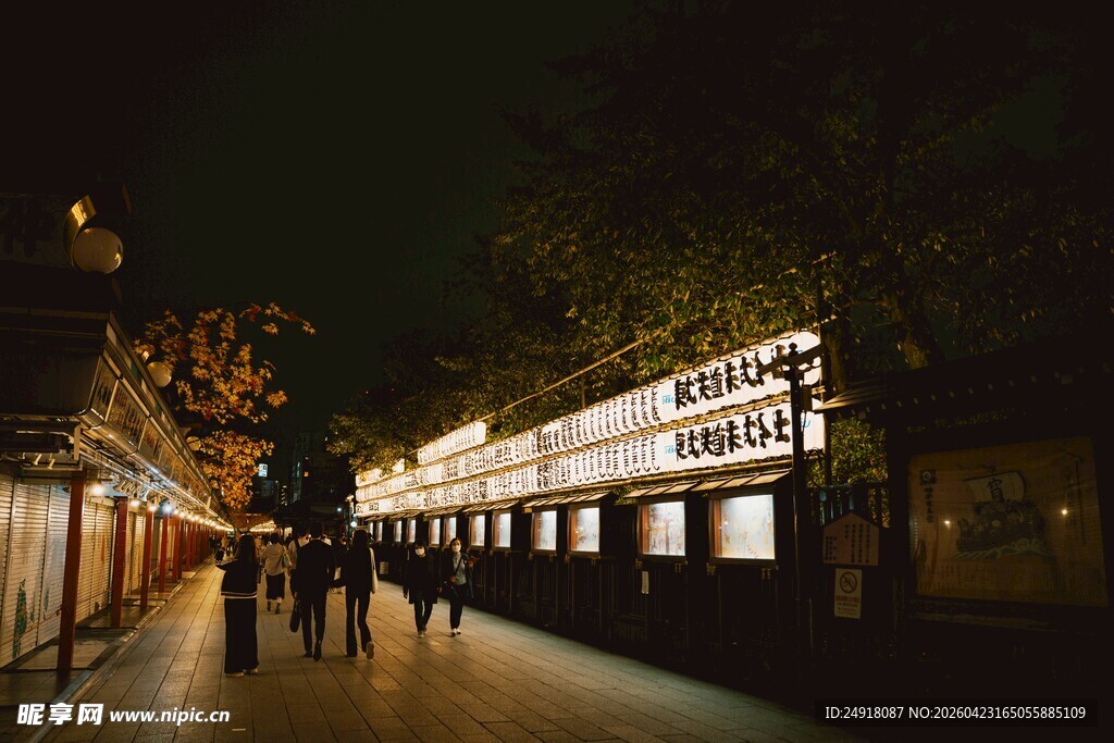 夜晚街道行人与发光建筑