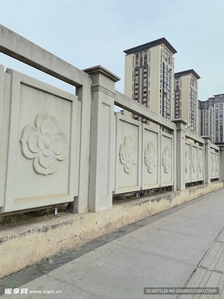 中式雕花护栏城市街道景致