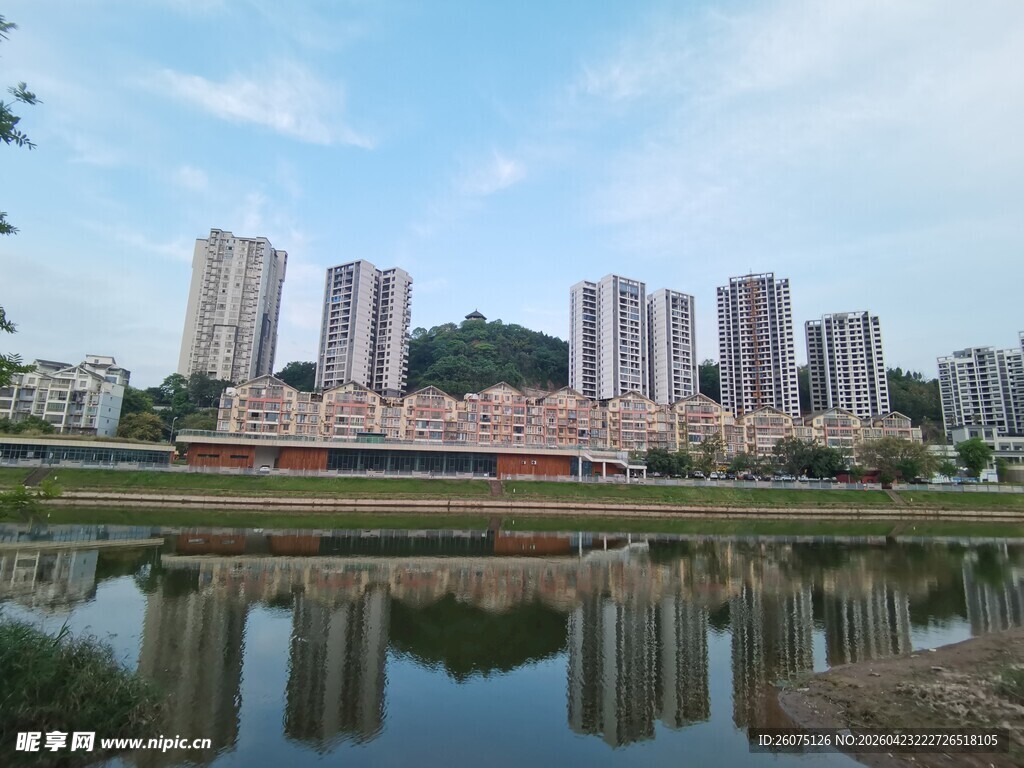 湖畔高楼景致