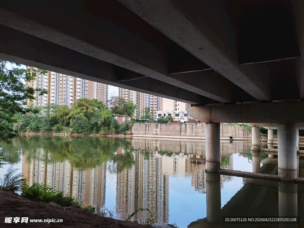 桥下河流与城市风景倒影