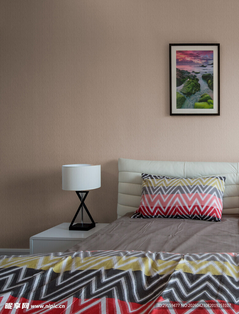 温馨卧室一隅的多彩布置