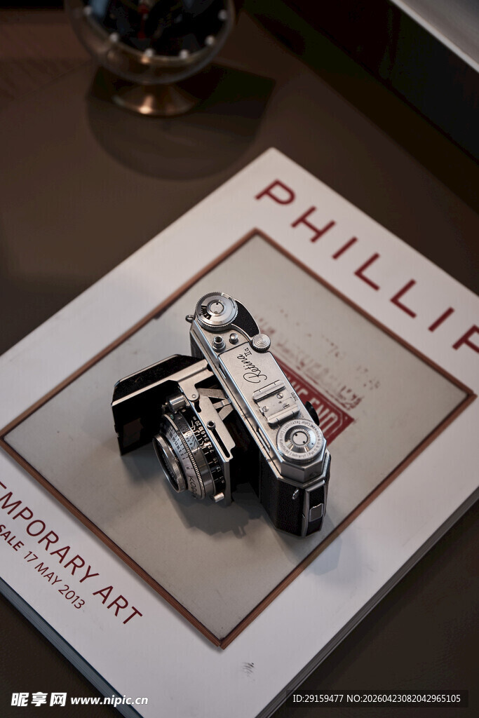 复古相机置于菲利普杂志上