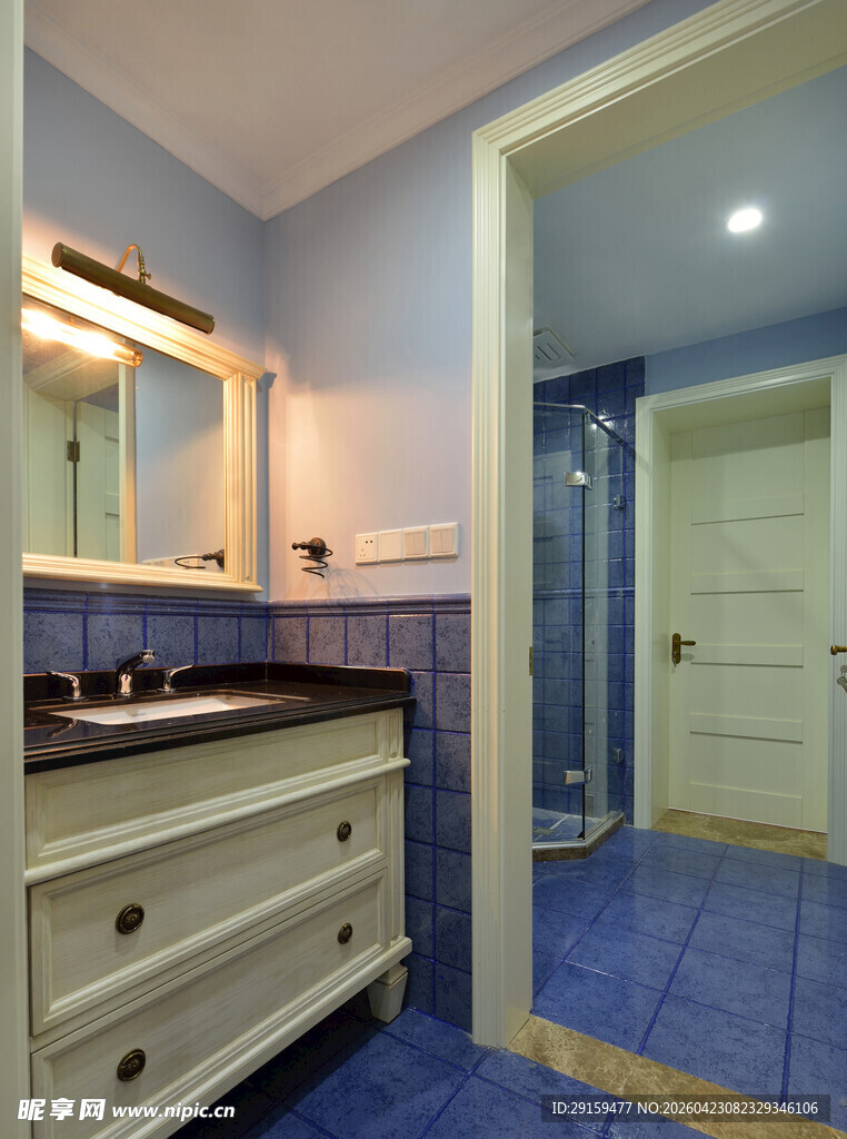 蓝色调现代风格浴室空间