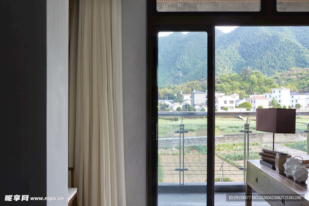 卧室窗外的美丽山景