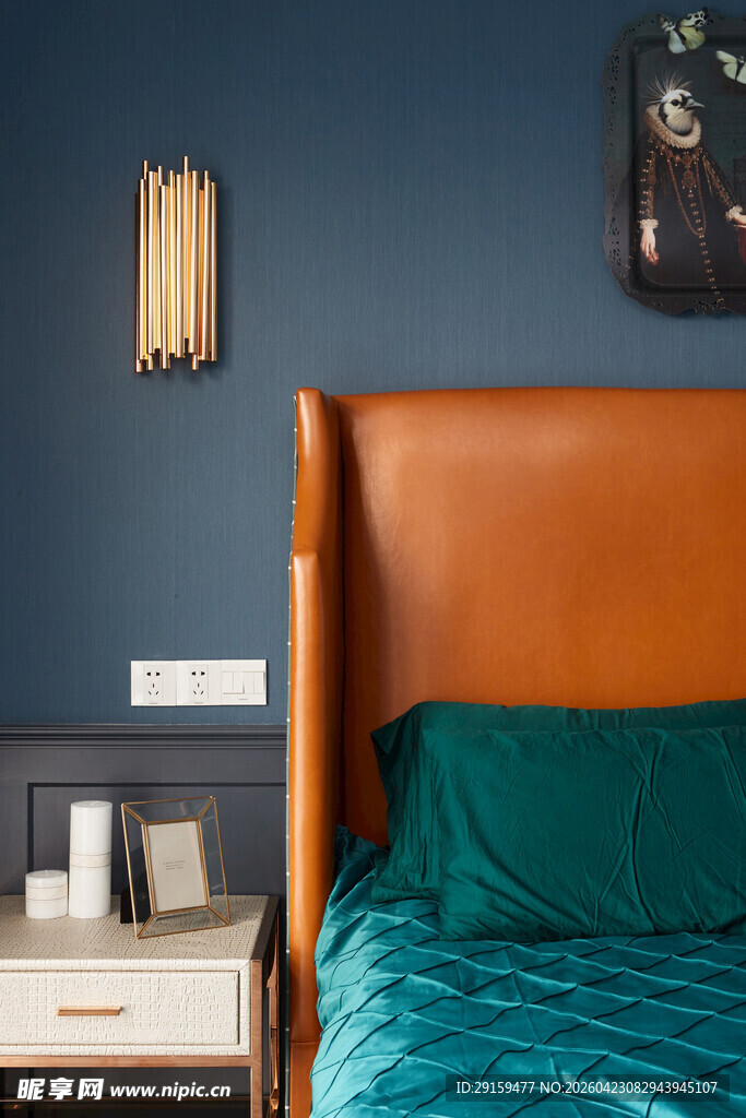 现代简约风卧室床头一角