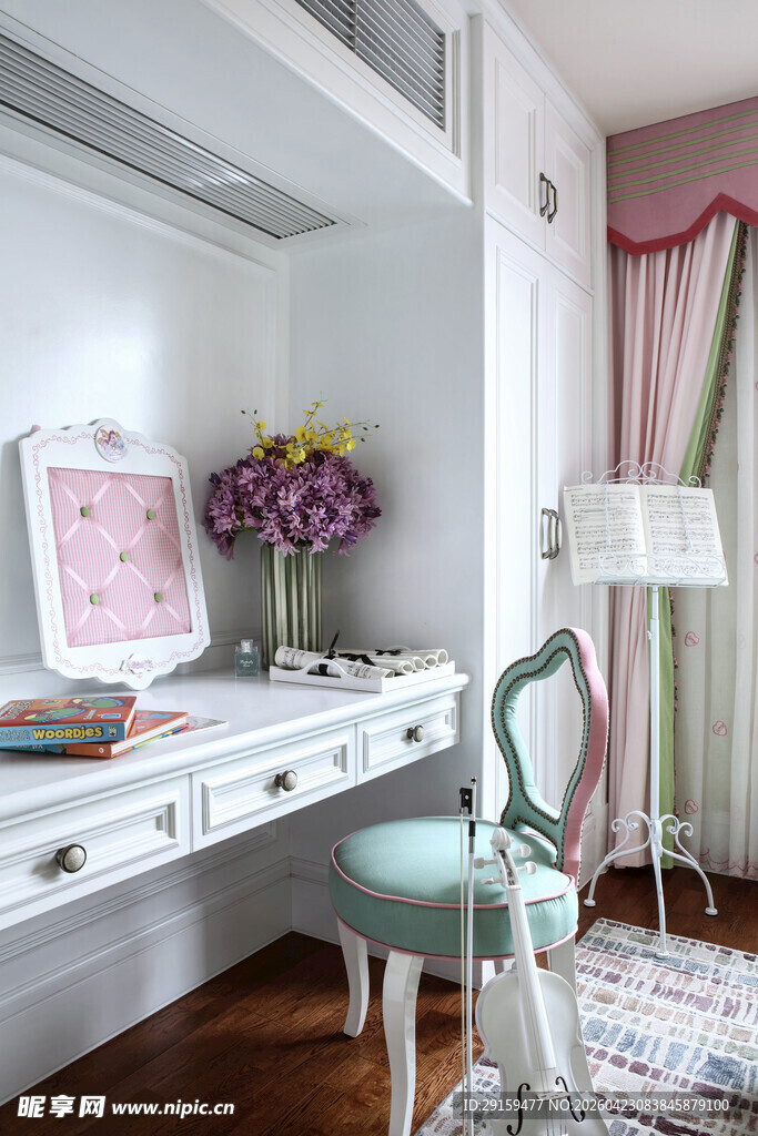 清新简约风少女书房一角