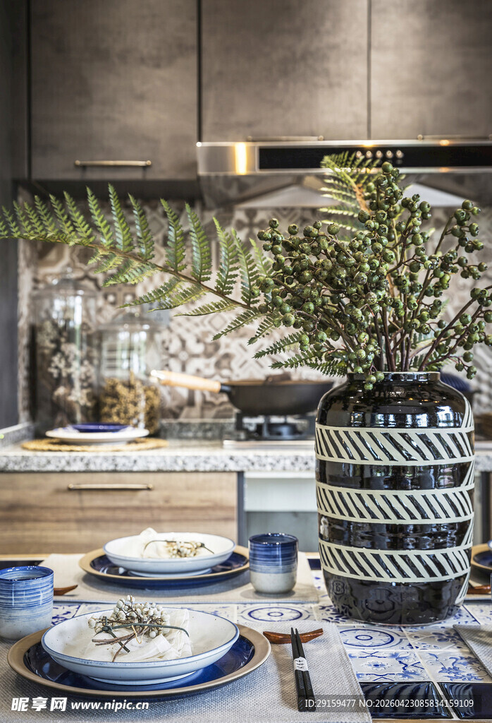 精致餐桌摆盘与绿植装饰