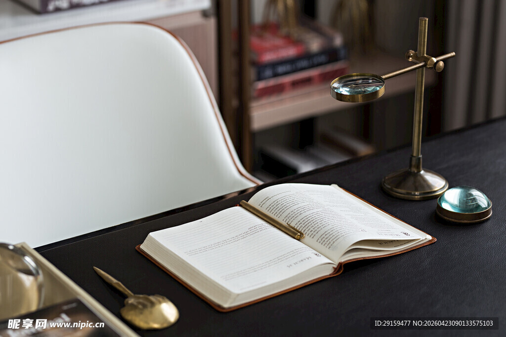 复古书桌旁的静谧阅读时光