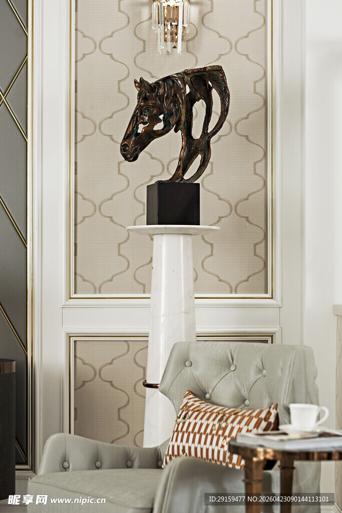 狼形摆件装点优雅客厅