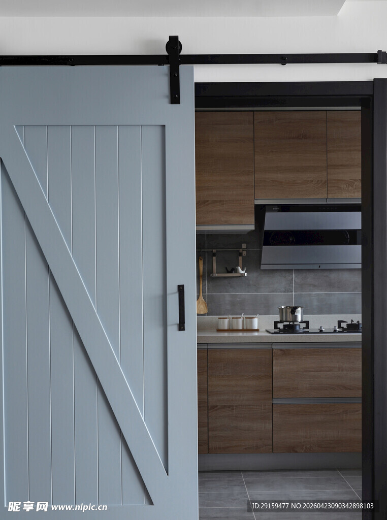 浅蓝谷仓门后的现代厨房