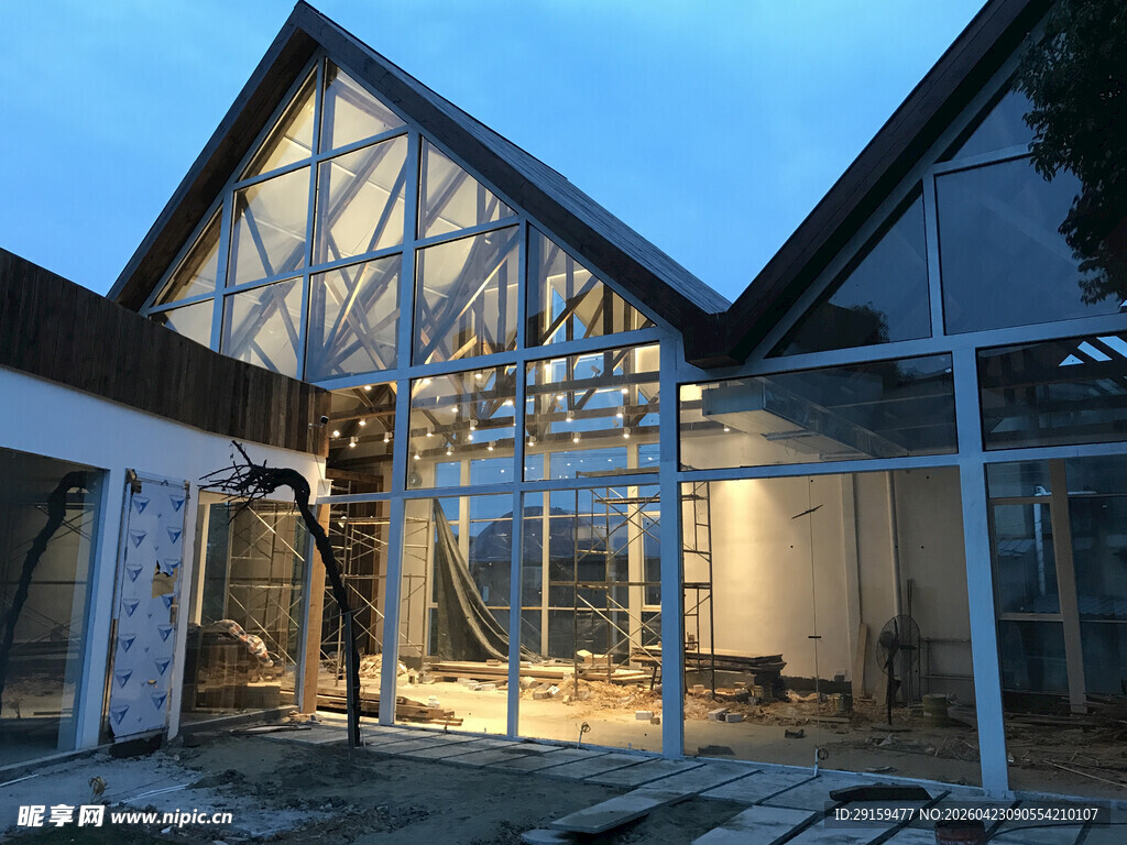 现代风格在建钢结构房屋