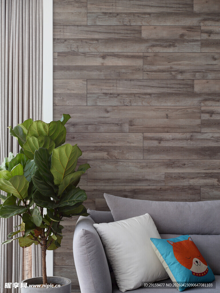 木质墙饰旁的沙发绿植