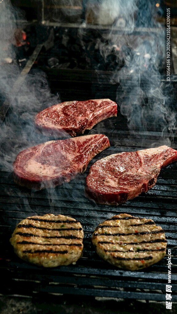 烤架上的牛排与汉堡肉饼
