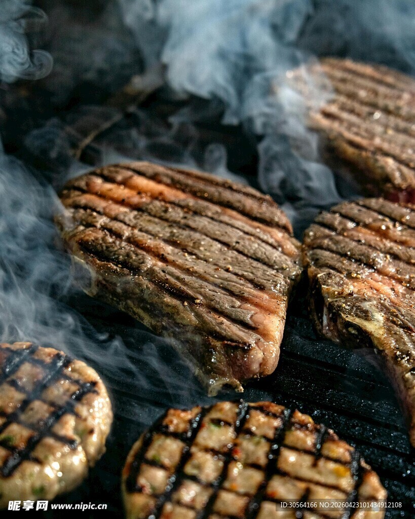 烤架上的美味牛排