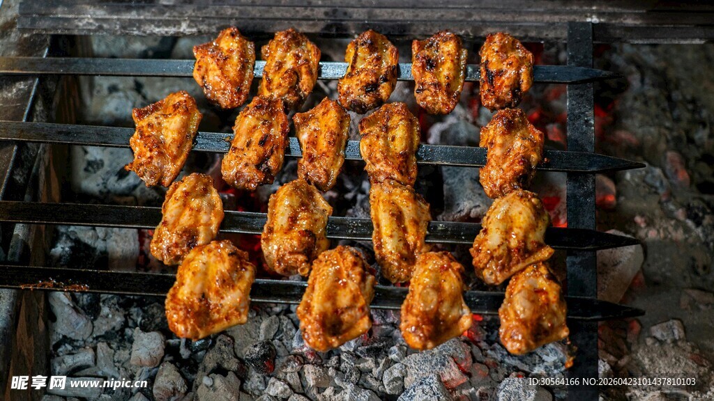 炭火上的美味烤鸡翅